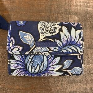 Vera Bradley blue & white floral walletc